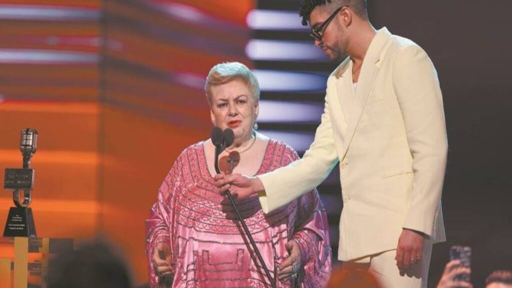 Paquita la del Barrio le dice inútil a Bad Bunny en pleno escenario