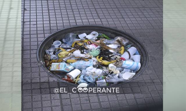 Alcantarillas destapadas son utilizadas como basureros en Bellas Artes/El Cooperante