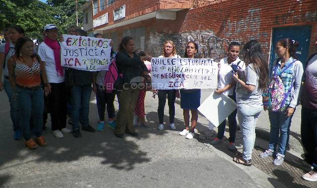 (Foto: Lysaura Fuentes) Alumnos y representantes protestando