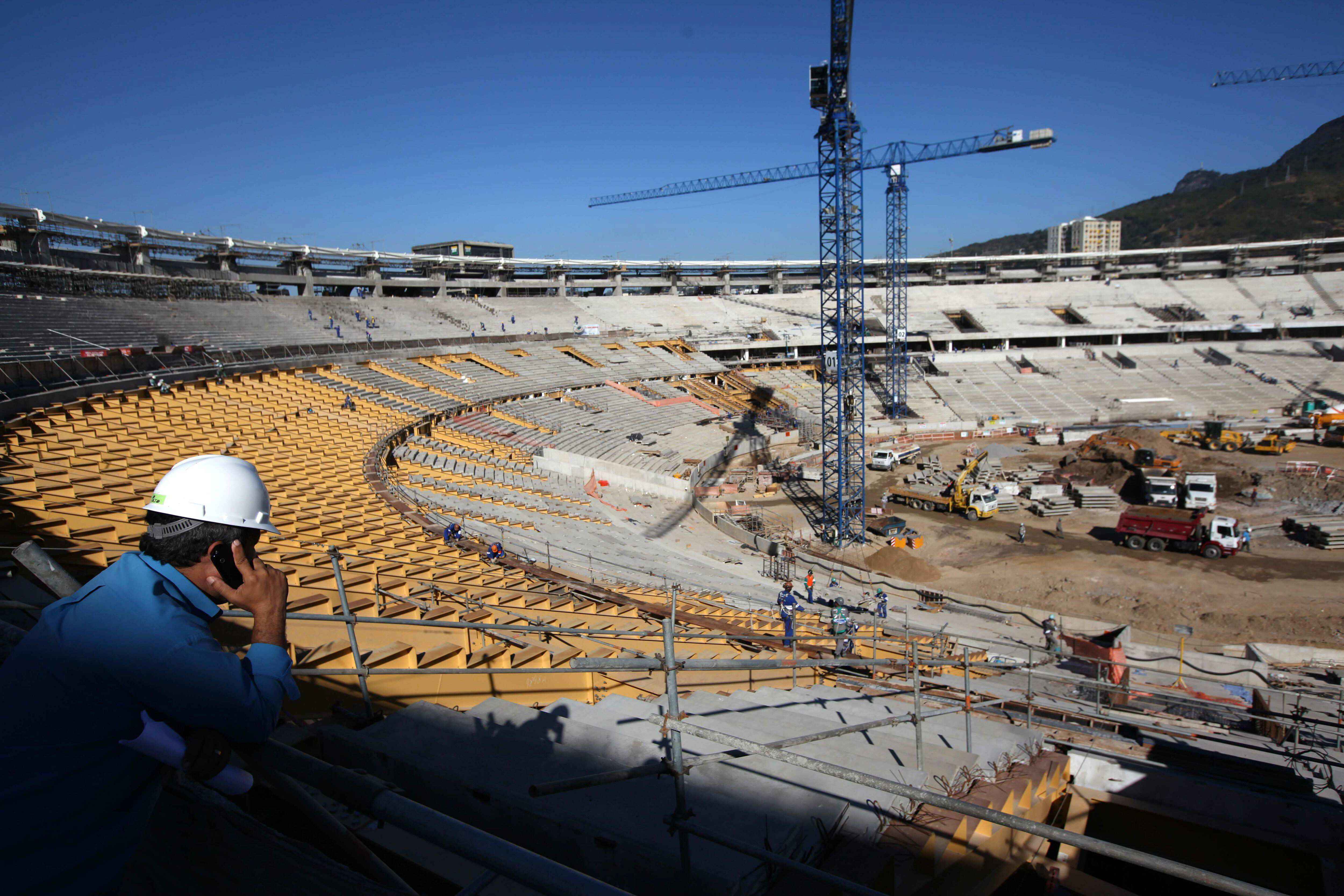 Время строительства стадиона. Строительство стадиона. Сроки строительства стадионов. Гигантские стройки стадион в Далласе. Стройка стадиона юмор.