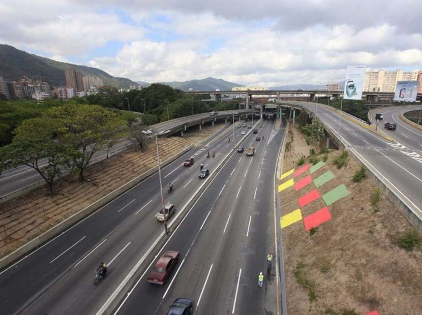 Funcionarios de la Policía Nacional Bolivariana habrían hallado este domingo dos piernas y dos brazos sin manos en la autopista Francisco Fajardo