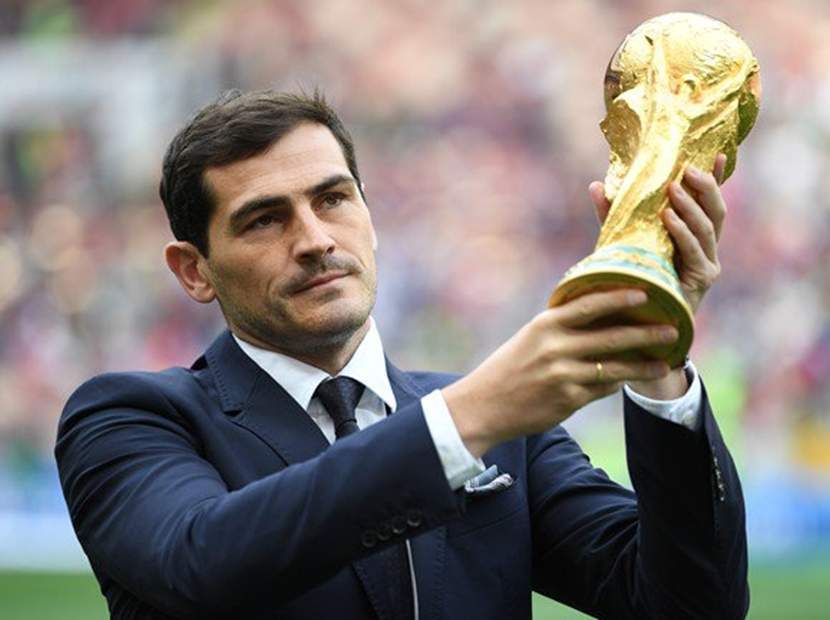 Quién es la modelo que presentó la Copa Mundial junto a Iker Casillas?