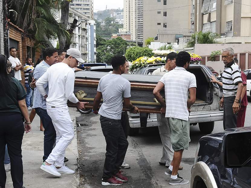 Ataúd, donde iba el cuerpo de Ingrid Josefina 