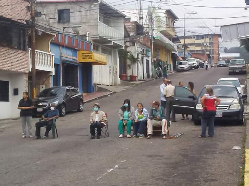 Pacientes renales protestaron en plena calle de San Cristóbal para exigir  planta eléctrica - El Cooperante