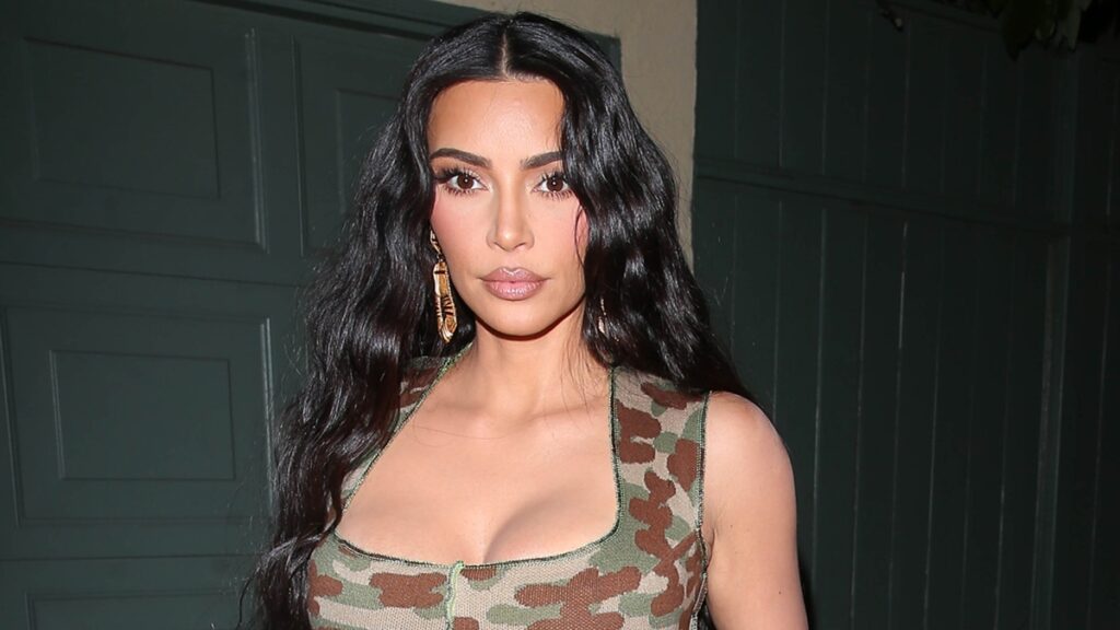 En video: Kim Kardashian lució un inusual y extravagante atuendo en París -  El Cooperante